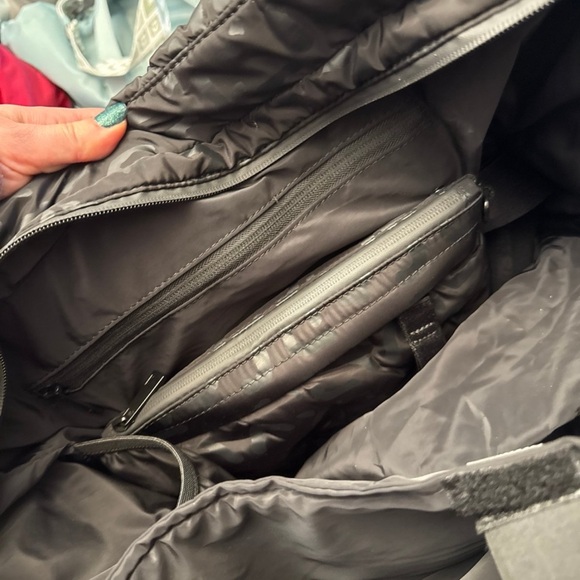 Go Dash Dot Black Quilted Camo Duffel Gym Bag Travel Tote w/ Removable Pouch - Picture 11 of 11